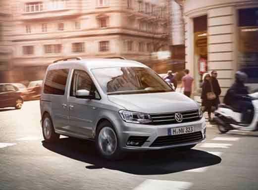 Silberner VW Caddy in der Stadt.